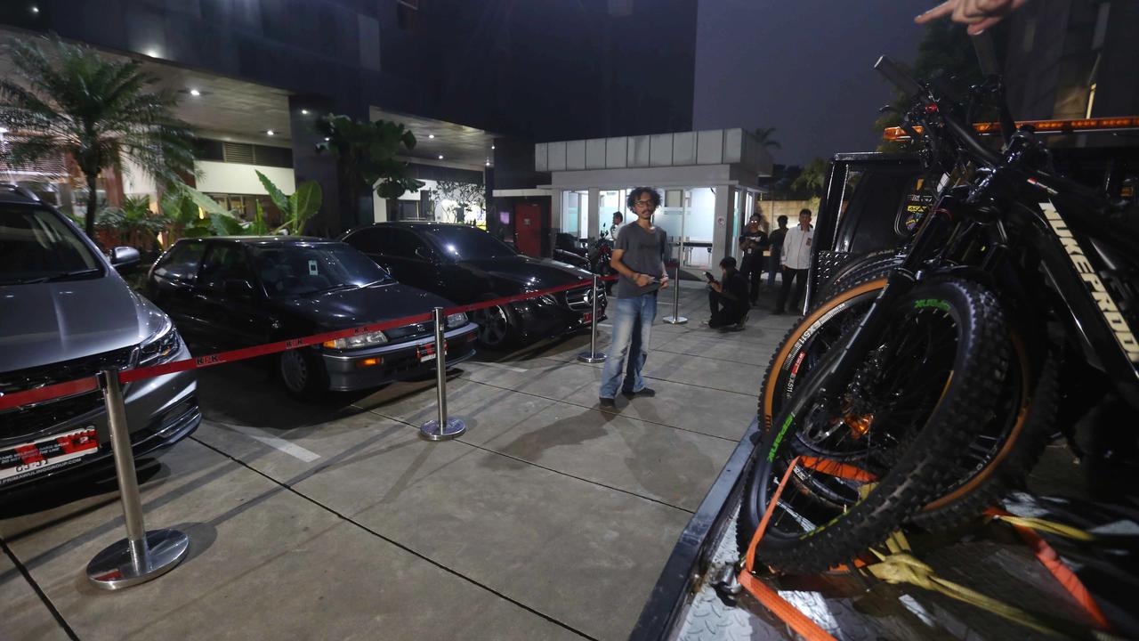 FOTO: KPK Sita Puluhan Kendaraan Usai OTT Imigrasi Jakarta Barat