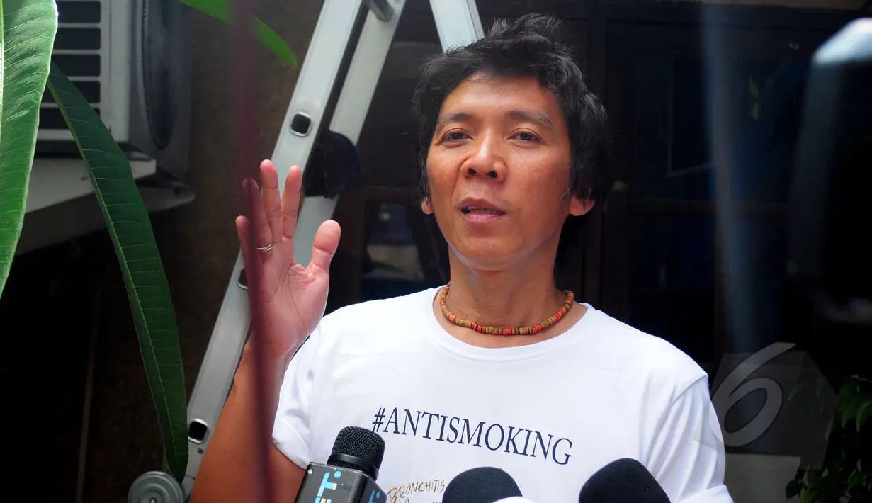 Entah bercanda atau sebenarnya, ternyata Bimbim Slank lebih mengenal Ahok daripada seterunya Haji Lulung, meski sudah jadi trending topik.