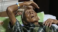 Pertama kalinya, Mbah Gotho dilarikan ke rumah sakit akibat penyakitnya tak bisa disembuhkan hanya dengan kerokan. (Liputan6.com/Fajar Abrori)