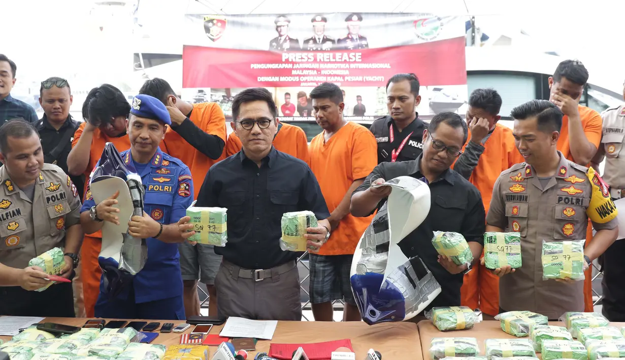 Wadir Tindak Pidana Narkoba Bareskrim Polri, Kombes Pol Krisno Halomoan Siregar (tengah) saat menunjukan barang bukti pengungkapan kasus penyelundupan narkoba jenis sabu seberat 37 kg di Kawasan Batavia Marina, Jakarta, Selasa (11/6/2019). (Liputan6.com/Helmi Fithriansyah)