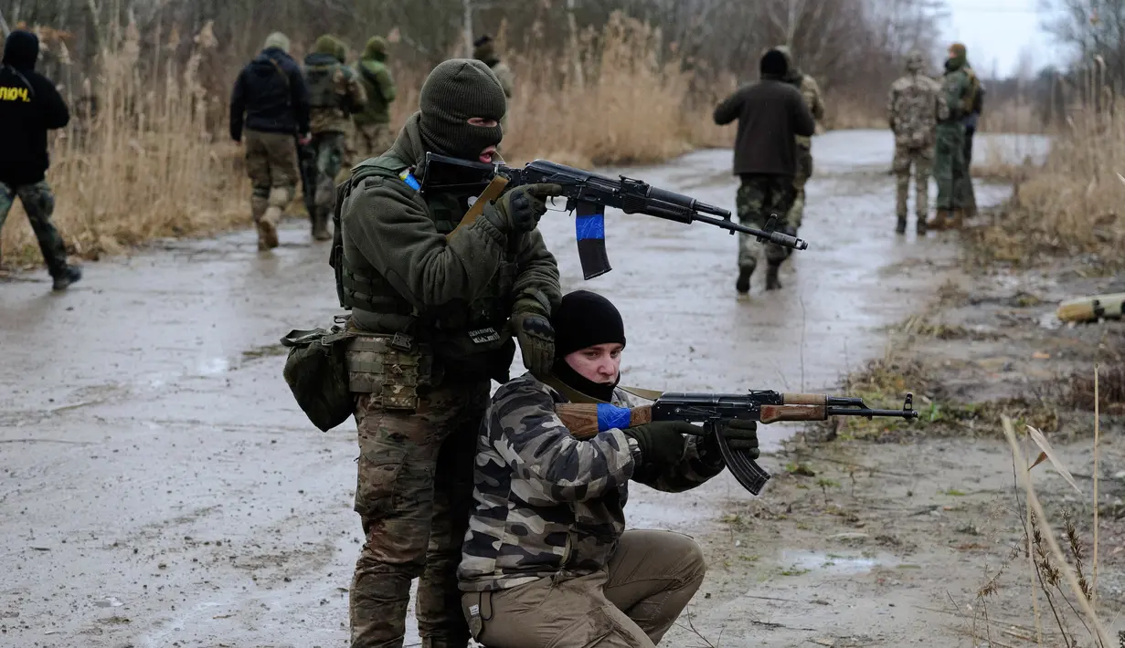 Warga sipil berlatih menembak saat mengikuti sesi pelatihan militer oleh Right Sector dekat Lviv, Ukraina, 24 Februari 2023. (AP Photo/Mykola Tys)