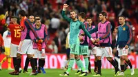 Kiper Spanyol, David De Gea, bersama rekan-rekannya merayakan kemenangan atas Inggris pada laga UEFA Nation League di Stadion Wembley, London, Sabtu (8/9/2018). Inggris kalah 1-2 dari Spanyol. (AFP/Glyn Kirk)