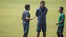 Pelatih Timnas Indonesia U-22, Luis Milla, berdiskusi dengan Evan Dimas usai latihan di Lapangan SPH Karawaci, Banten, Selasa (8/8/2017). Latihan dilakukan sebagai persiapan jelang SEA Games 2017 Malaysia. (Bola.com/Vitalis Yogi Trisna)