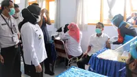 Bupati Mamuju, Sitti Sutinah Suhardi memantau vaksinasi PTK di SMP Negeri 2 Mamuju (Liputan6.com/Abdul Rajab Umar)