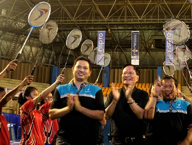 Tan Joe Hok (tengah) mendapat sambutan spesial saat acara Single Badminton Open Championship 2015, Tenis Indoor Senayan, Jakarta, Jumat (10/9/2015). Saat acara tersebut Tan Joe Hok dianugerahi Lifetime Achievement. (Liputan6.com/Yoppy Renato)