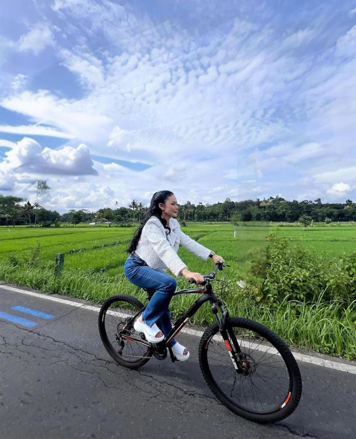 Potret Kris Dayanti Gowes di Plataran Heritage Borobudur, Pamer Look Simpel Tapi Elegan
