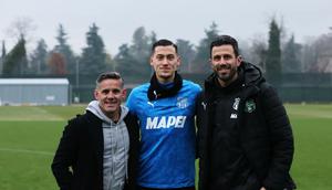 Pelatih Timnas Indonesia, John Herdman (kiri), saat menyambangi Jay Idzes yang sedang berlatih bersama Sassuolo. (dok. Sassuolo)