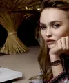 Lily-Rose Depp tampil dengan gaya elegan mengenakan jam tangan terbaru Chanel, Premiere. [Chanel]