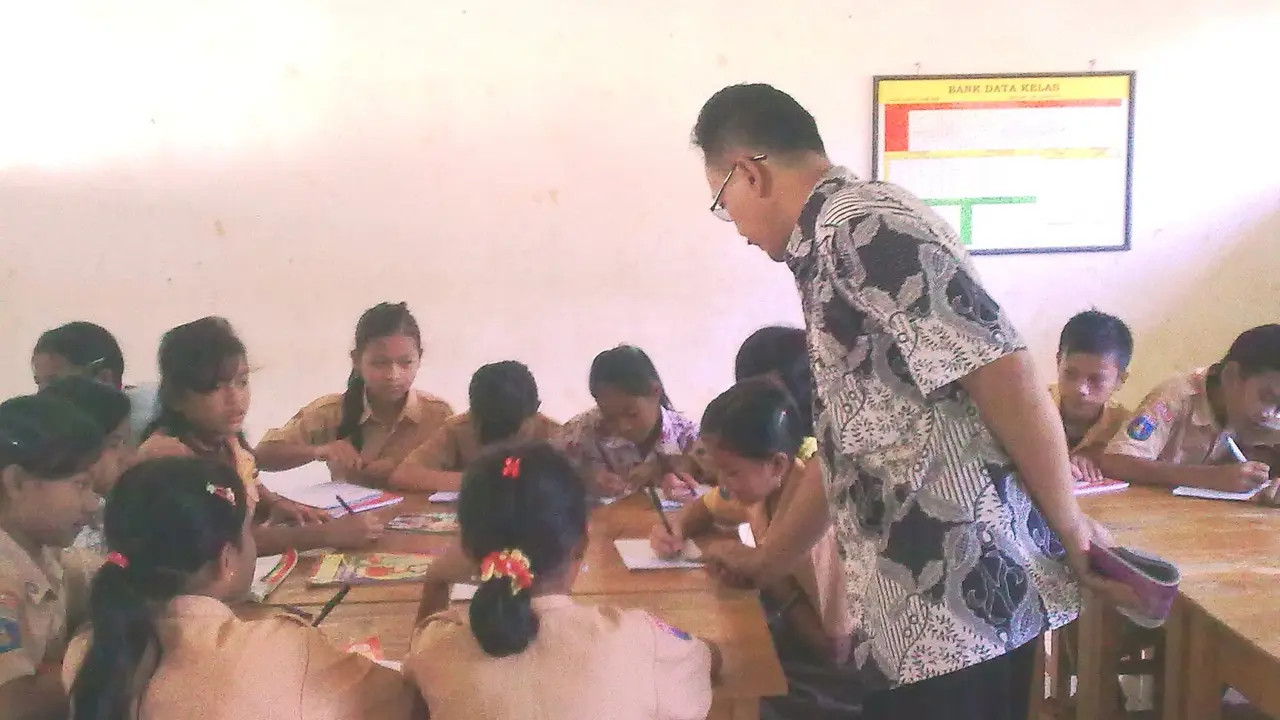 [Bintang] Satya Lencana Pendidikan Warnai Perayaan Hari Guru Nasional
