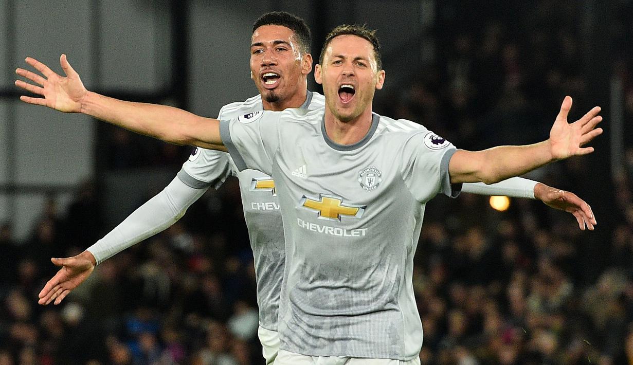 Pemain Manchester United, Nemanja Matic (kanan) merayakan gol bersama Chris Smalling saat melawan Crystal Palace pada lanjutan Premier League di Selhurst Park, London, (5/3/2018). Manchester United menang 3-2. (AFP/Glyn Kirk)