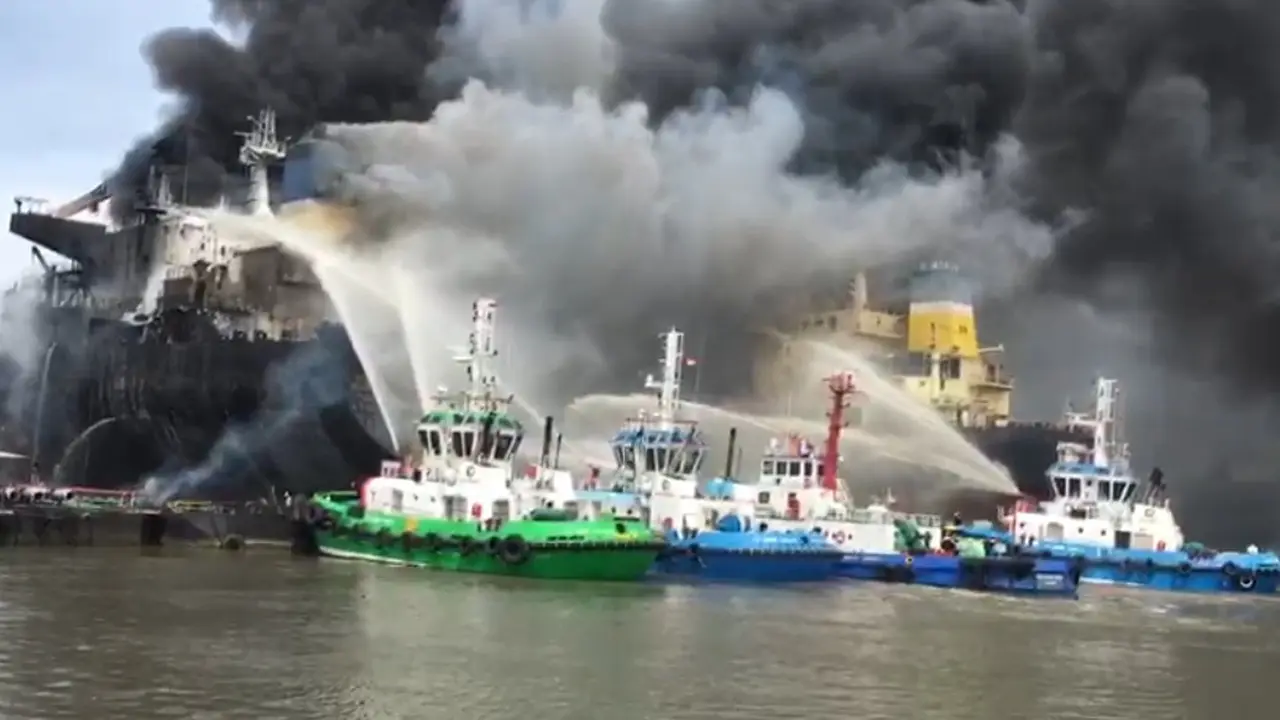 Kapal tanker terbakar