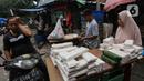 Warga membeli kebutuhan pangan di Pasar Kebayoran Lama, Jakarta, Rabu (21/2/2024). (Liputan6.com/Angga Yuniar)