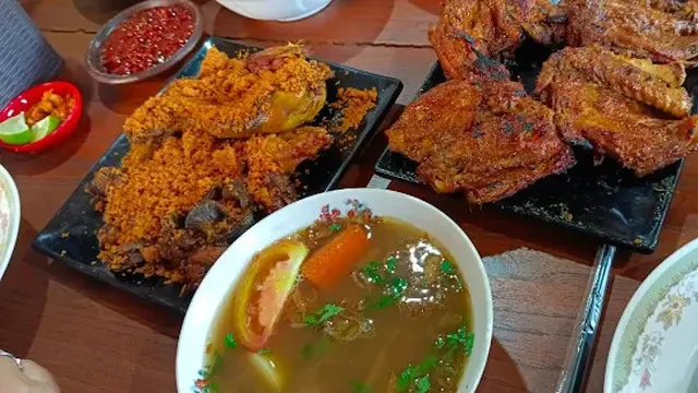 Ayam Goreng dan Sop Buntut JOGLOWIduri