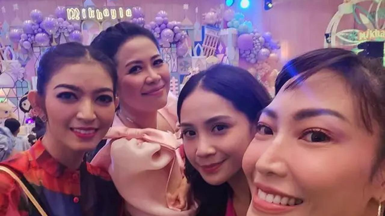 8 Gaya Selvi Ananda, Geng Cendol, hingga Aaliyah Massaid di Pesta Ulang Tahun Bertema Disney Princess Anak dr. Feni Nugraha