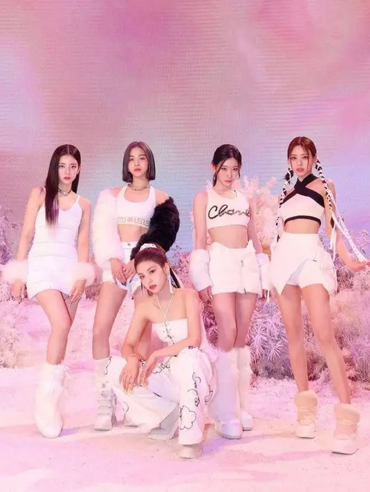 Ada pula, pesona feminin yang dihadirkan menampilkan tampilan cantik yang tiada tara. [Foto:  instagram.com/itzy.all.in.us/mag]