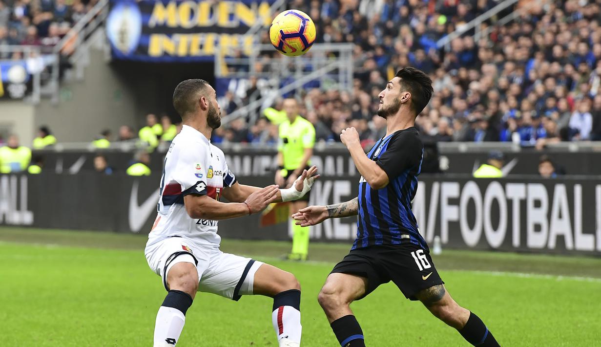 Bek Genoa, Davide Biraschi, berebut bola dengan gelandang Inter Milan, Matteo Politano, pada laga Serie A Italia di Stadion San Siro, Milan, Sabtu (3/11). Inter menang 5-0 atas Cagliari. (AFP/Miguel Medina)