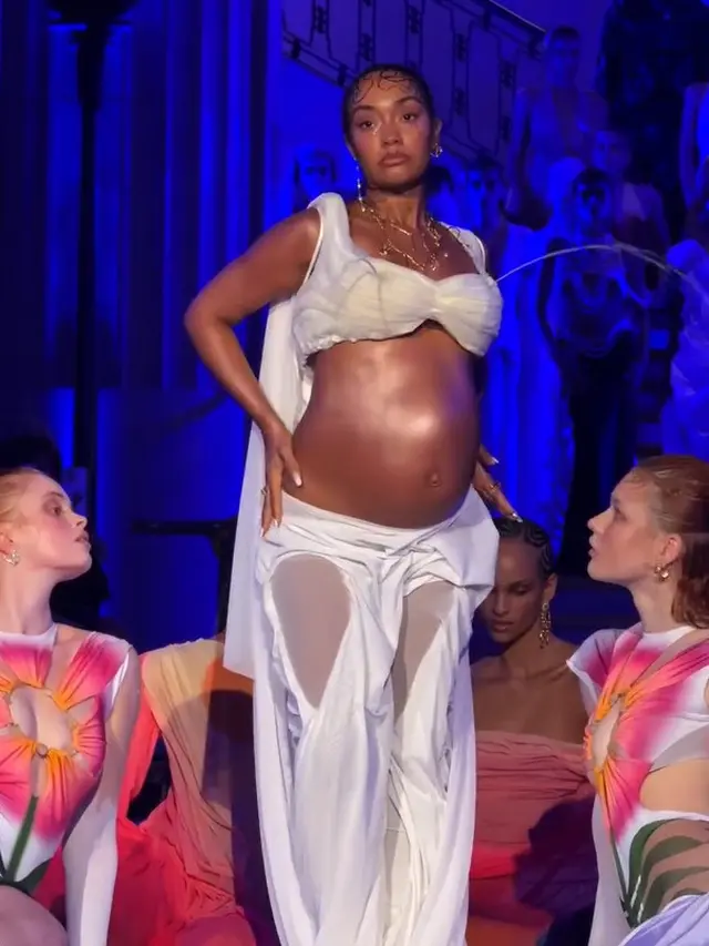 Leigh-Anne Pinnock memamerkan baby bump saat tampil di runway London Fashion Week 2026 mengenakan busana putih rancangan Di Petsa.