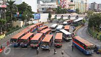 Angkutan umum menunggu penumpang di Terminal Blok M, Jakarta, Senin (11/4). Gubernur DKI Jakarta Basuki Tjahaja Purnama akan menindak tegas angkutan umum yang belum menurunkan tarifnya sesuai aturan yang berlaku. (Liputan6.com/Immanuel Antonius)