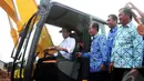 Mantan Wali Kota Solo ini masuk ke dalam eskavator dan mencoba mengeruk lumpur beberapa kali, Ciracas, Jakarta Timur. (Liputan6.com/Andrian M Tunay).