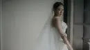 Di hari bahagianya itu, Shanju memilih strapless gown warna putih rancangan desainer Elsie Chrysila. [@elsiechrysila]