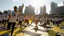 Sejumlah peserta melakukan gerakan yoga saat berlatih di Lapangan Independen di Kuala Lumpur, Malaysia (2/7). Acara ini juga bertujuan untuk memecahkan rekor Malaysia Book of Records untuk pertemuan yoga terbesar di Malaysia. (AP Photo / Daniel Chan)