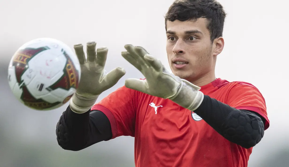 Penjaga gawang Mesir Mahmoud Gad menangkap bola selama sesi latihan di stadion Olembe di Yaounde (1/2/2022). Mesir akan bertanding melawan Kamerun pada babak semifinal Piala Afrika (CAN) 2021. (AFP/Charly Triballaeau)