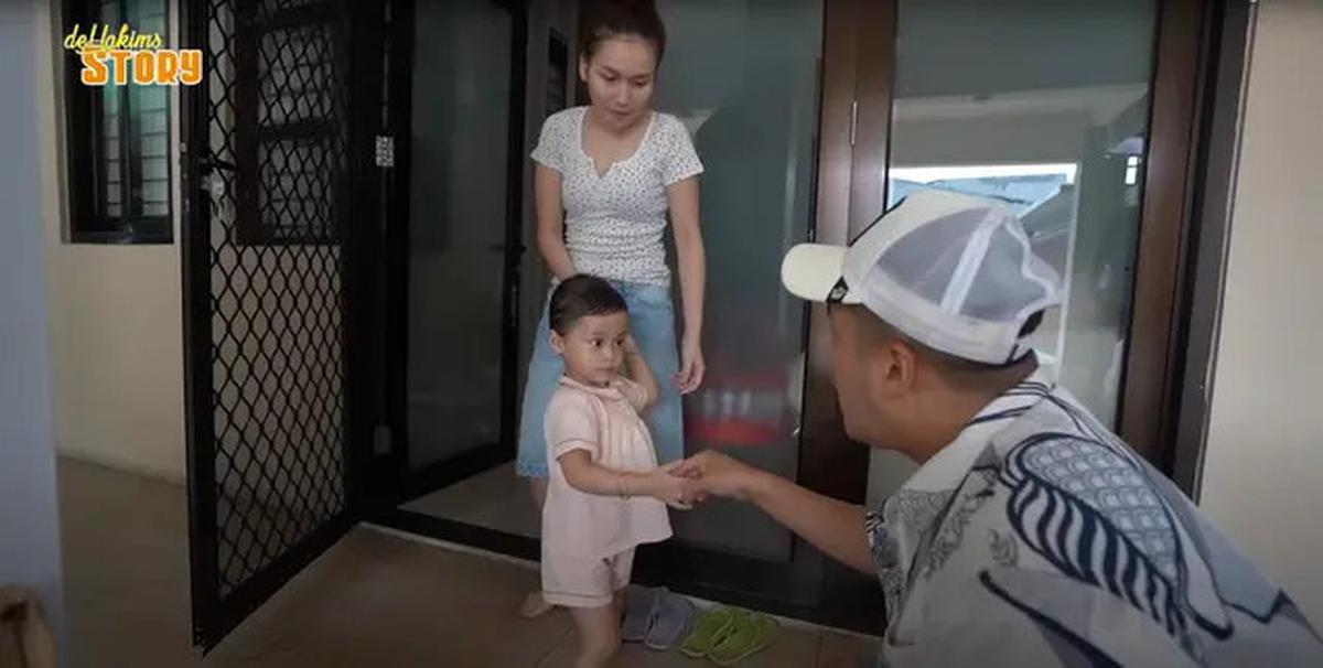 6 Potret Teras Sederhana Rumah Ayu Ting Ting, Dilengkapi Pintu dengan Lapisan Teralis Besi Hitam