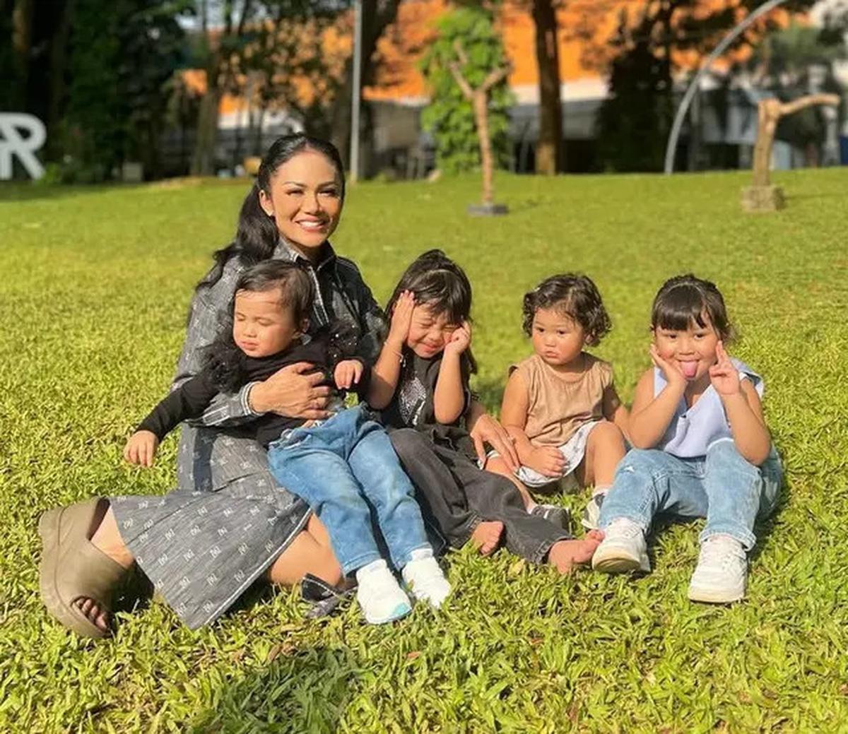6 Potret Gaya Dua Anak Aurel Hermansyah saat Dimomong Krisdayanti Keliling Jakarta, Ameena Kenakan Dress Rp10 jutaan saat Naik MRT