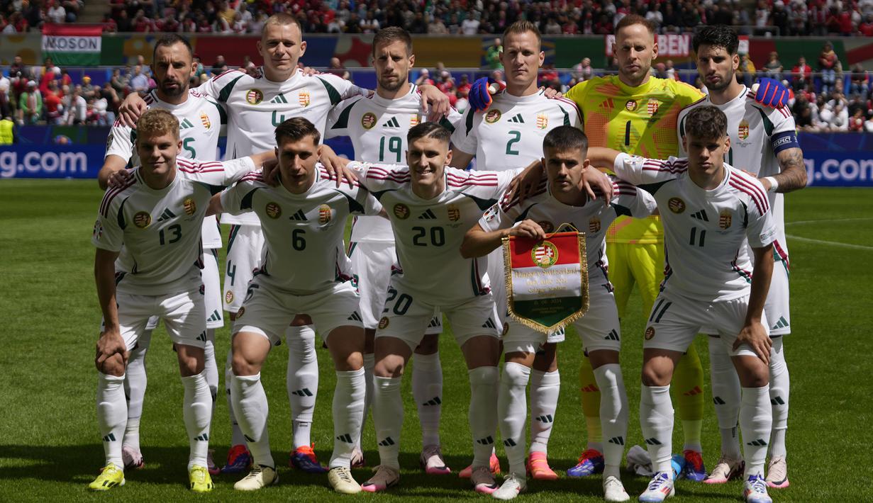 Para pemain starting XI Timnas Hungaria berfoto bersama jelang dimulainya laga Grup A Euro 2024 menghadapi Timnas Swiss di RheinEnergie Stadium, Cologne, Jerman, Sabtu (15/6/2024). (AP Photo/Themba Hadebe)