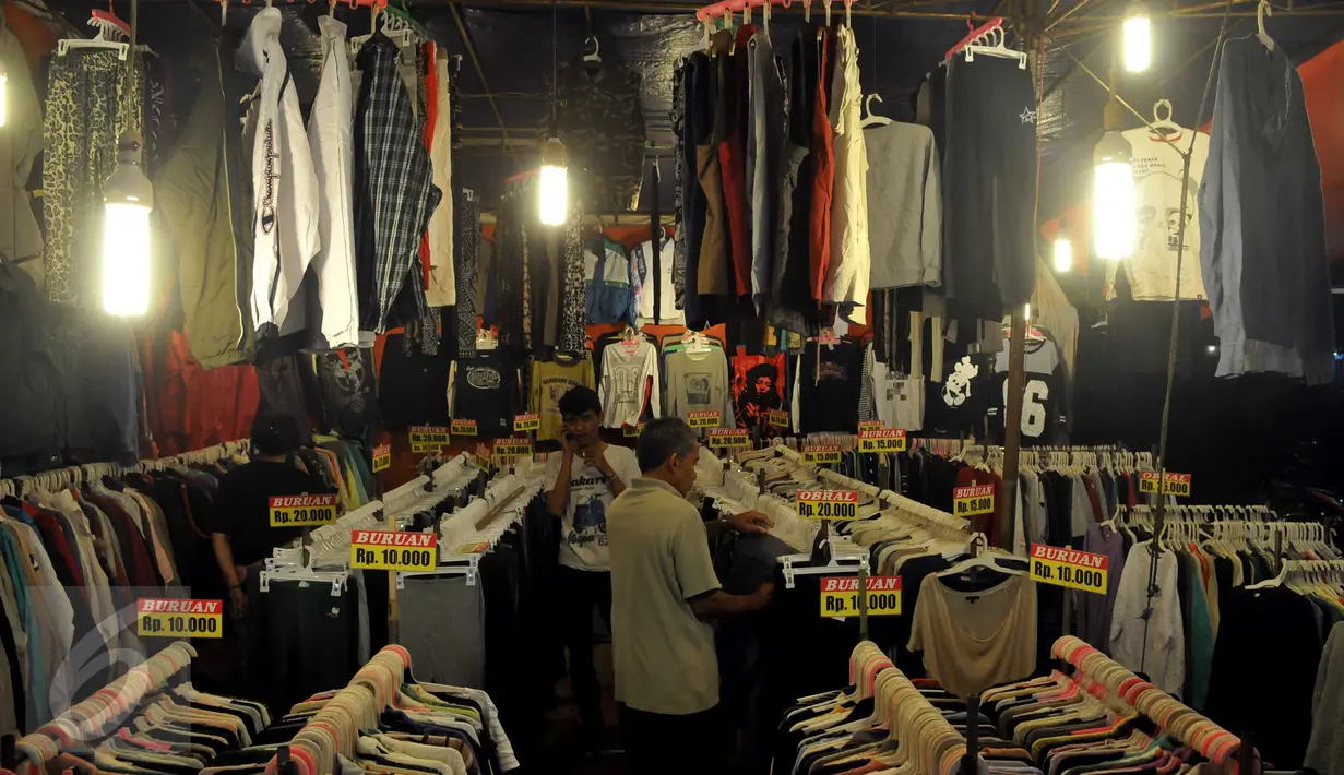 Sejumlah pedagang yang menjajakan dagangannya di arena pasar malam yang digelar kawasan Pondok Aren, Tangsel, Senin (22/6). Di tengah hingar bingar bisnis hiburan malam modern, keberadaan pasar malam masih banyak diminati warga. (Liputan6.com/Johan Tallo)