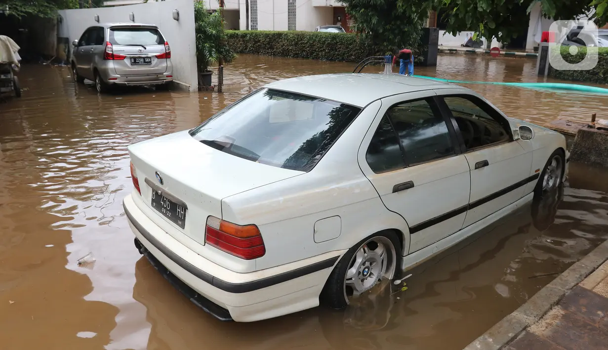Sebuah mobil terendam banjir di kawasan Kemang, Jakarta, Kamis (2/1/2020). Banjir yang melanda Jakarta dan sekitarnya mengakibatkan banyak kendaraan terendam air. (Liputan6.com/Herman Zakharia)