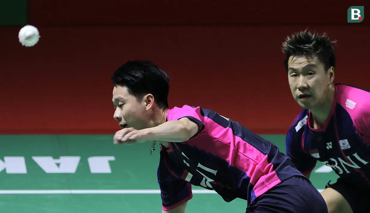 Andalan tuan rumah di nomor ganda putra, Marcus Fernaldi Gideon/Kevin Sanjaya Sukamuljo yang diunggulkan ditempat pertama berhasil lolos ke semifinal Turnamen Bulu Tangkis Daihatsu Indonesia Masters 2022 usai membungkam ganda Malaysia, Goh Sze Fei/Nur Izzuddin dalam laga perempatfinal di Istora Senayan, Jakarta, Jumat (10/6/2022). (Bola.com/Ikhwan Yanuar)