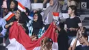 Pendukung tim Korea bersorak saat menyaksikan laga basket putri Indonesia melawan Korea pada babak penyisihan Grup X Basket Putri Asian Games 2018 di Jakarta, Rabu (15/8). Indonesia kalah 40-108. (Liputan6.com/Helmi Fithriansyah)