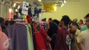 Calon pembeli memilih pakaian di Pusat Grosir Metro Tanah Abang Blok B, Jakarta, Selasa (5/7). Sehari jelang Idul Fitri 1437 H, aktivitas jual beli pakaian di Blok B Tanah Abang masih terlihat ramai. (Liputan6.com/Helmi Fithriansyah)