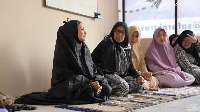 Artis Mualaf Mengkaji Agama
