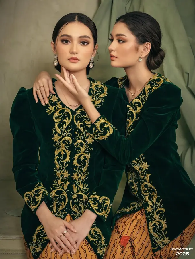Bak Anak Kembar, Zoe & Laura Abbas Tampil Anggun dalam Kebaya Velvet Hijau di Pemotretan Terbaru