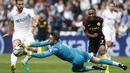 Kiper Swansea City, Lukasz Fabianski mengamankan bola dari kejaran pemain Manchester City  Raheem Sterling (kanan) pada lanjutan Premier League di Stadion Liberty, Swansea, Sabtu (24/9/2016). (AFP/Adrian Dennis)