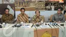 Jokowi dan Ketua BPK Hadi Poernomo menggelar konferensi pers usai penantangan kerjasama Pemda DKI dengan BPK, Jakarta, Rabu (16/4/2014) (Liputan6.com/Herman Zakharia).