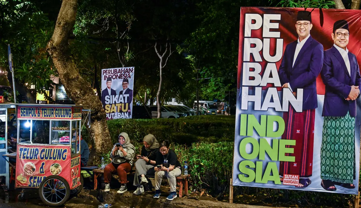 Sebuah spanduk calon presiden/wakil presiden Anies Baswedan dan Muhaimin Iskandar berada di sebuah jalan di Surabaya pada 28 November 2023. (Juni Kriswanto/AFP)