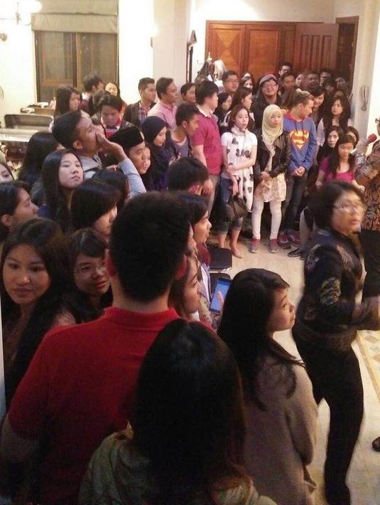 Warga negara Indonesia menunggu kehadiran Rio Haryanto dalam acara meet and greet di kantor Konsulat Jenderal RI di Shanghai, China, Rabu (13/4/2016). (Rio Haryanto Media)