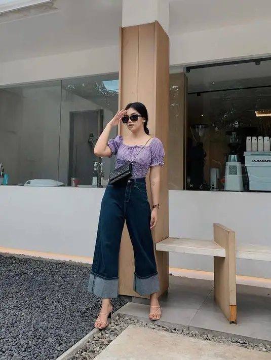 Inspirasi fashion lilac ala influencer Neva Indriany juga bisa kamu tiru. Padukan crop top lilac dengan kulot jeans untuk menunjang penampilan mu di akhir pekan. (Instagram/nevaindriany).