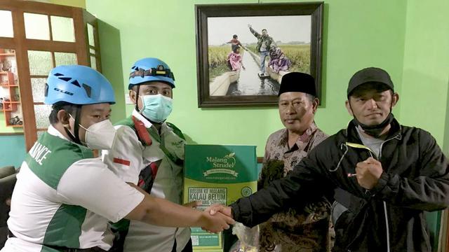 Malang Strudel memberikan bantuan untuk korban banjir bandang