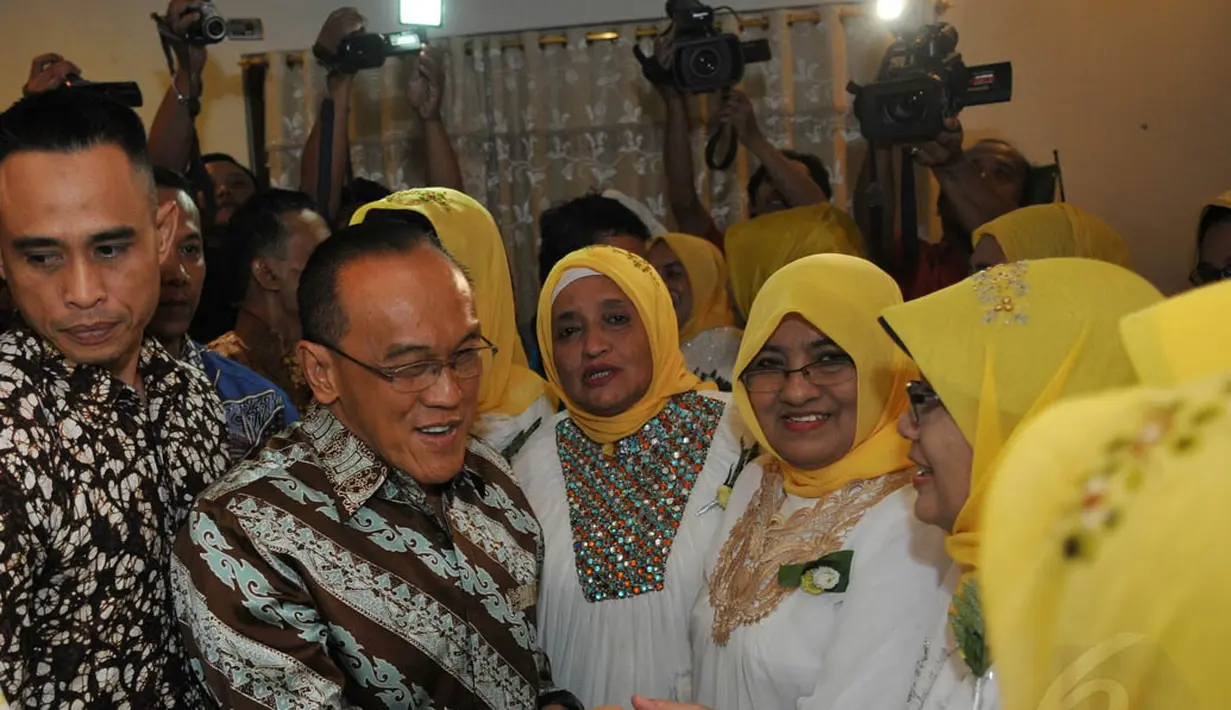 Rabu (20/8/14), sejumlah kader menghadiri acara Halal bi Halal Keluarga Besar Partai Golkar di DPP Partai Golkar, Jakarta. (Liputan6.com/Johan Tallo)