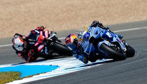 Pembalap BK8 Gresini Racing, Alex Marquez, berhasil meraih podium juara pada main race MotoGP Spanyol 2026 di Sirkuit Jerez, Minggu (26/04/2026) malam WIB. (AP Photo/Jose Breton)