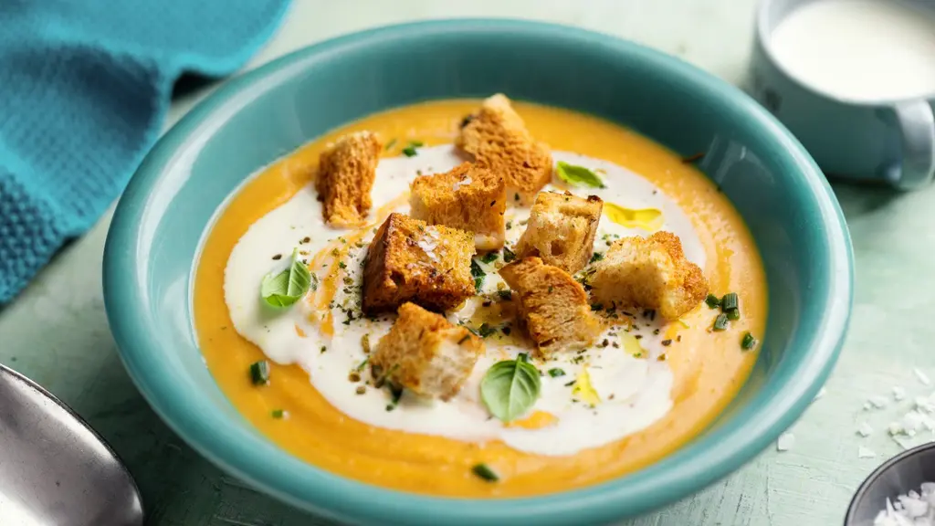 Sup ini cocok disantap sebagai menu pembuka makan malam, pilihan makan siang ringan, atau bahkan teman bersantai di sore hari. [Dok/Freepik.com/valeria_aksakova].