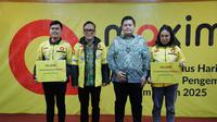 Wakil Menteri Ketenagakerjaan, Immanuel Ebenezer Gerungan, menyerahkan Bonus Hari Raya (BHR) kepada para driver ojek online, kurir, dan taksi online yang tergabung dalam platform Maxim.