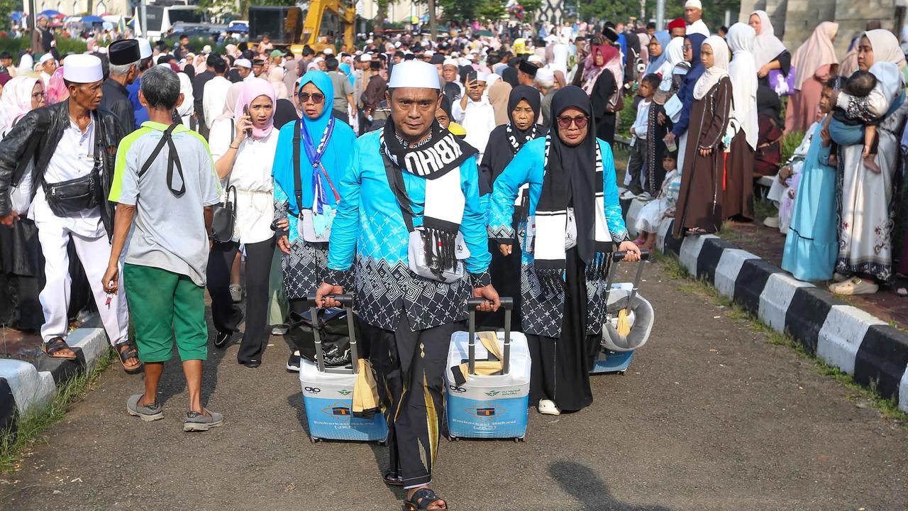 FOTO: Peluk Perpisahan Iringi Keberangkatan Jemaah Haji Bogor