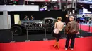 Pengunjung melihat mobil tua yang ditampilkan selama pameran mobil klasik Retromobile di Porte de Versailles, di Paris (4/2/2020). Retromobile berlangsung dari 5 Februari hingga 9 Februari 2020. (AFP Photo/Martin Bureau)