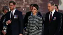 Pangeran William bersama istrinya, Kate Middleton, Duchess of Cambridge dan adiknya Pangeran Harry  usai menghadiri peringatan Thiepval menjelang 100 tahun Pertempuran Somme di Thiepval, Prancis, (30/6).  (REUTERS/Phil Noble)