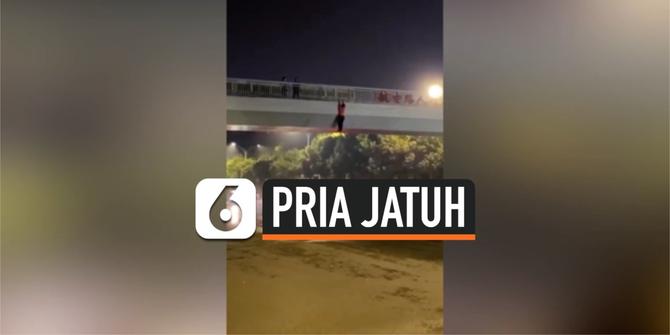 VIDEO: Detik-Detik Pria Jatuh dari Jembatan Penyeberangan Orang